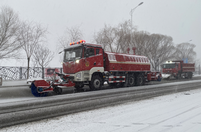 公海jc710环境除冰雪装备全力投入破冰作业，助力北京道路交通安全